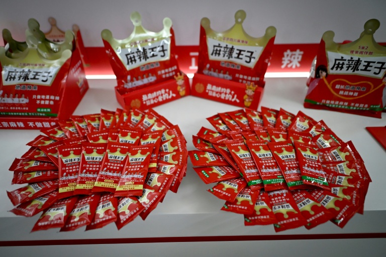 Des produits à base de lamelles épicées de l'usine Mala Wangzi du comté de Pingjiang, dans la province du Hunan, le 17 juin 2026 dans le centre de la Chine
