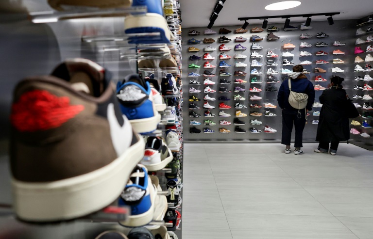 Des clients dans la boutique Swave, le 12 mars 2026 à Paris