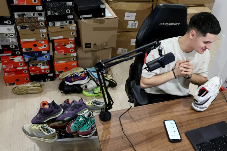 Hugo Carvalho, le fondateur de Swave, lors d'une vente aux enchères de baskets en direct sur l'application Whatnot, le 12 mars 2026 à Paris