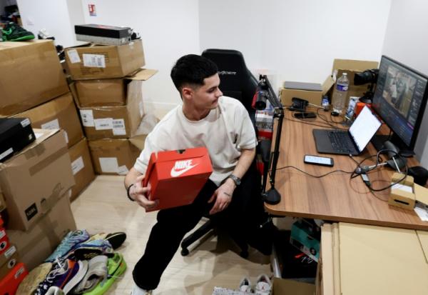 Le fondateur de la boutique Swave, Hugo Carvalho, lors d'une vente en live de sneakers, le 12 mars 2026 à Paris