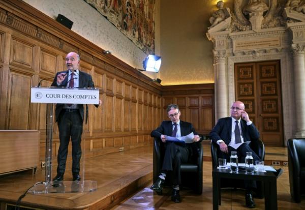Le premier président de la Cour des comptes, Pierre Moscovici, lors de la présentation du rapport de la Cour des comptes sur le Louvre, le 6 novembre 2025 à Paris