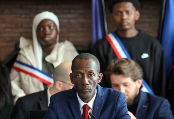 Le nouveau maire de Saint-Denis, au nord de Paris, Bally Bagayoko, lors du conseil municipal le 21 mars 2026
