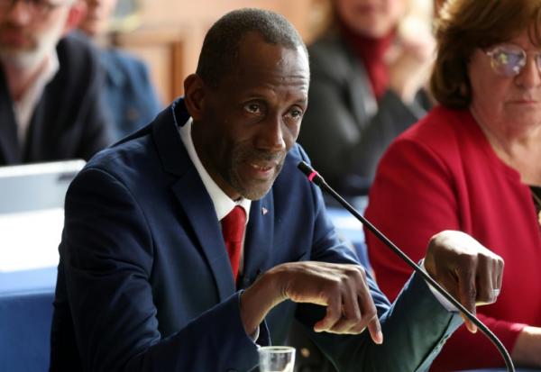 Le maire LFI de Saint-Denis, Bally Bagayoko, préside la première séance du nouveau conseil municipal de Saint-Denis, le 21 mars 2026 en Seine-Saint-Denis