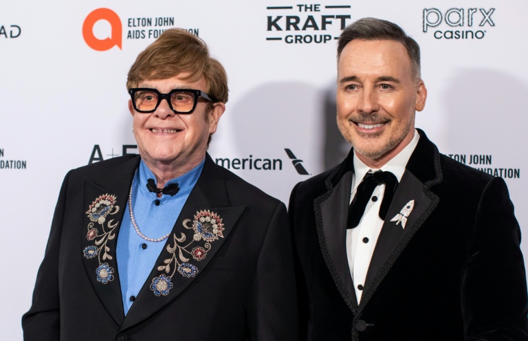 Le chanteur-compositeur britannique Elton John (g) et son époux, David Furnish, à West Hollywood, le 2 mars 2025 en Californie