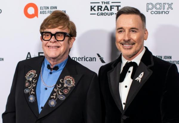 Le chanteur-compositeur britannique Elton John (g) et son époux, David Furnish, à West Hollywood, le 2 mars 2025 en Californie