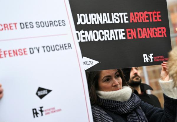 Une pancarte "Journaliste arrêtée, démocratie en danger" lors d'un  rassemblement, le 17 janvier 2023 à Paris, en soutien à la journaliste Ariane Lavrilleux, convoquée au tribunal de Paris pour ses travaux publiés par le média Disclose sur les liens entre une opération de renseignement française et l'Égypte