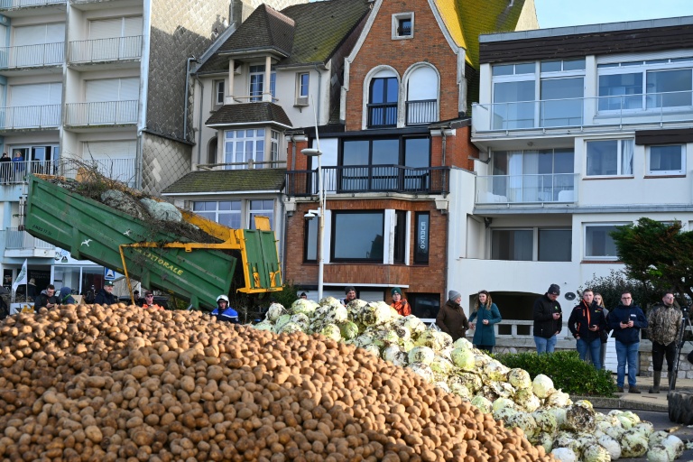 Vendredi, des dizaines d'agriculteurs ont manifesté devant la villa d'Emmanuel Macron au Touquet, dans le Pas-de-Calais, déversant des tonnes de fumier, de pneus et de branchages à l'entrée de la résidence. 