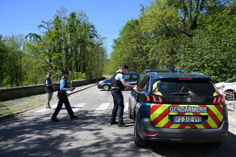 Des gendarmes bloquent l'accès à une route à La Grand-Combe, dans le Gard, le 25 avril 2025, après qu'un fidèle musulman a été tué dans la mosquée de la ville