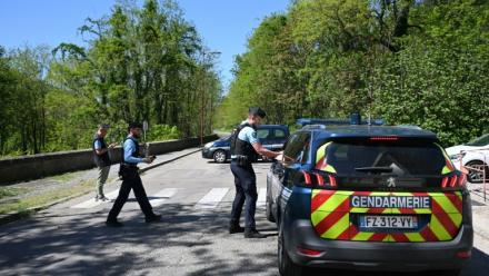 Des gendarmes bloquent l'accès à une route à La Grand-Combe, dans le Gard, le 25 avril 2025, après qu'un fidèle musulman a été tué dans la mosquée de la ville