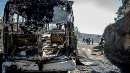 Des membres de la Garde nationale et de l'armée mexicaines inspectent des véhicules suspectés d'avoir été incendiés par des membres d'un cartel sur la route entre Morelia et Patzcuaro, dans l'Etat de Michoacan, au Mexique, le 22 février 2026