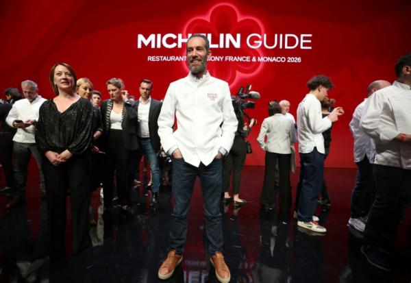 Michael Arnoult, chef du restaurant La Morainières, après avoir reçu sa troisième étoile lors de la cérémonie de remise des prix du Guide Michelin 2026 à Monaco, le 16 mars 2026