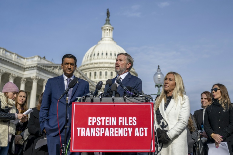 L'élu républicain Thomas Massie c), auteur avec l'élu démocrate Ro Khanna (g) d'une proposition de loi exigeant que l'administration Trump publie les documents d'enquête sur Jeffrey Epstein, lors d'une conférence de presse devant le Capitole, à Washington, le 18 novembre 2025