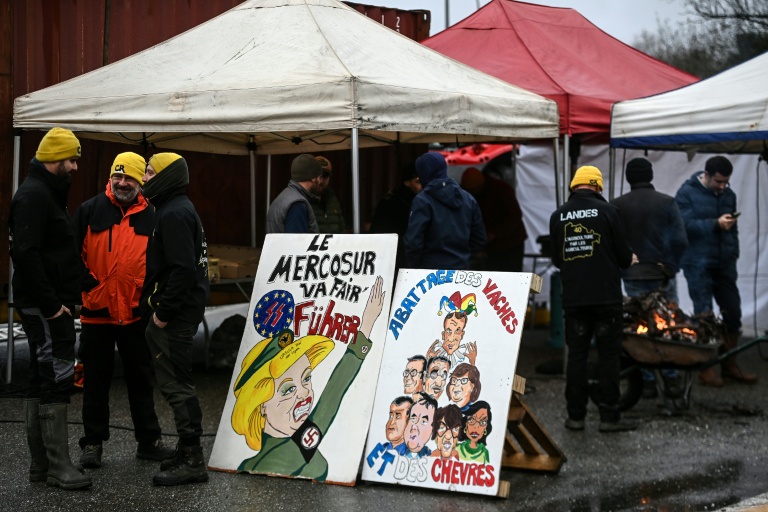 Des agriculteurs bloquent l'accès au dépôt de carburant de Bassens, sur le port de Bordeaux, le 8 janvier 2026