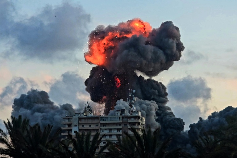 Une boule de feu au-dessus d'un bâtiment après une frappe aérienne israélienne à Tyr, dans le sud du Liban, le 28 mai 2026 
