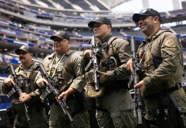 Des policiers d'une unité SWAT déployés dans le stade de Los Angeles avant le match entre l'Iran et la Nouvelle-Zélande, lors du Mondial, le 15 juin 2026