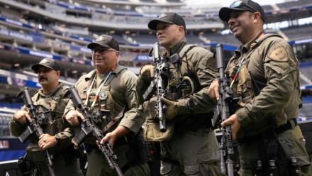 Des policiers d'une unité SWAT déployés dans le stade de Los Angeles avant le match entre l'Iran et la Nouvelle-Zélande, lors du Mondial, le 15 juin 2026