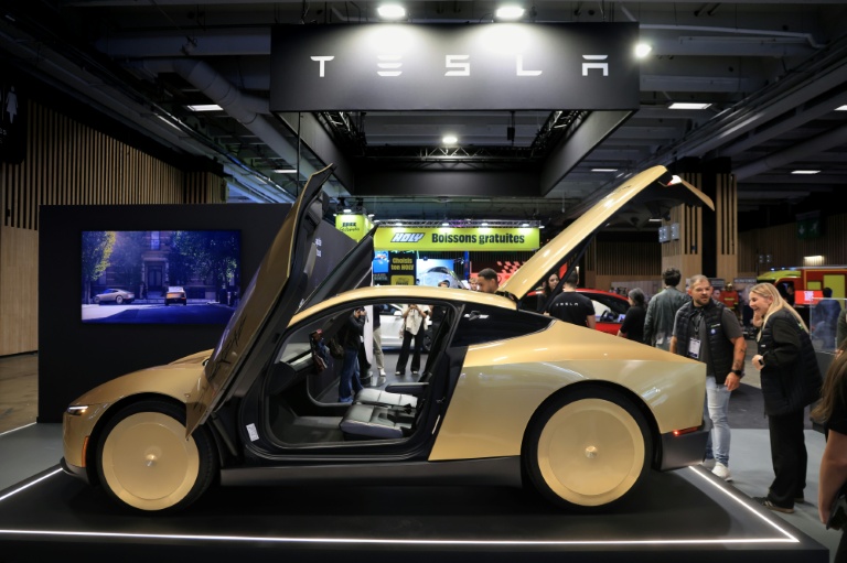 Le Tesla Cybercab, un robot-taxi électrique autonome, au Mondial de l’Auto à Paris, le 12 octobre 2026