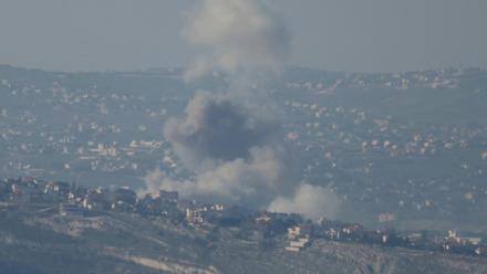 De la fumée s'élève à Deir Seryan, dans le sud du Liban, après une frappe israélienne le 2 mars 2026 