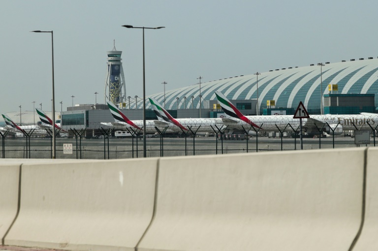 Des avions de la compagnie Emirates stationnés sur le tarmac de l'aéroport international de Dubaï, le 2 mars 2026