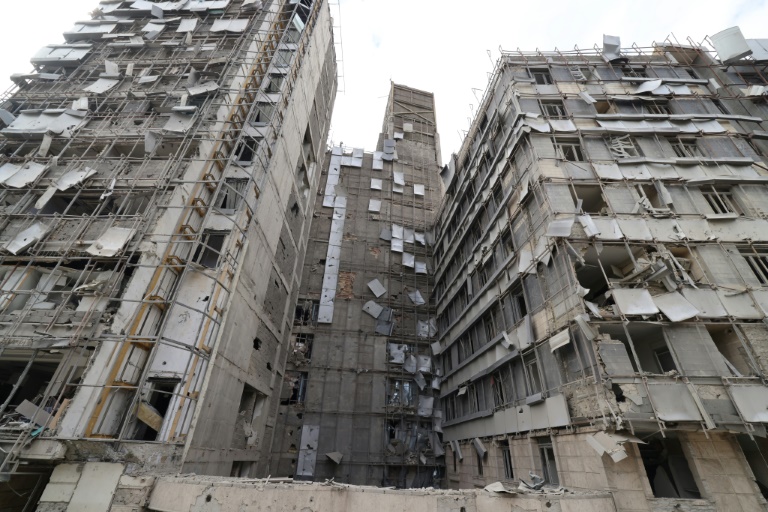 La façade endommagée de l'hôpital Gandi, touché le 1er mars par un projectile qui a percuté une tour de télécommunications de la télévision d'État et des bâtiments voisins de l'autre côté de la rue, lors de la campagne militaire américano-israélienne sur la capitale Téhéran, le 2 mars 2026