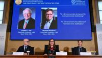 Annonce par le comité Nobel, du prix Nobel d'économie décerné au duo d'Américains Michael Woodford et Robert Hall pour des modèles visant à stabiliser les fluctuations économiques, à Stockholm le 12 octobre 2026