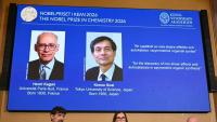 Les Nobel de Chimie, le Français Henri Kagan et le Japonais Kenso Soai, sur un écran lors de la remise du prix à Stockholm, en Suède, le 7 octobre 2026
