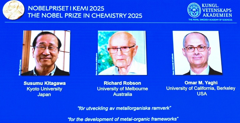 (g-d) Les portraits des lauréats du prix Nobel de chimie 2025, Susumu Kitagawa, Richard Robson et Omar M Yaghi présentés lors d'une conférence de presse à l'Académie royale des sciences de Suède, à Stockholm, le 8 octobre 2025