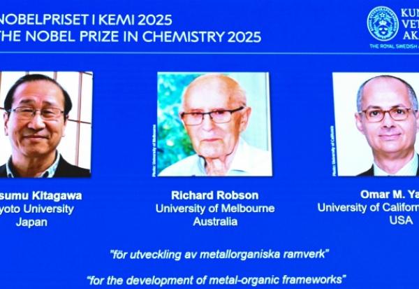 (g-d) Les portraits des lauréats du prix Nobel de chimie 2025, Susumu Kitagawa,  Richard Robson et Omar M Yaghi présentés lors d'une conférence de presse à l'Académie royale des sciences de Suède, à Stockholm, le 8 octobre 2025