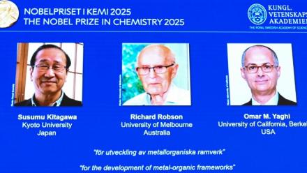 (g-d) Les portraits des lauréats du prix Nobel de chimie 2025, Susumu Kitagawa,  Richard Robson et Omar M Yaghi présentés lors d'une conférence de presse à l'Académie royale des sciences de Suède, à Stockholm, le 8 octobre 2025