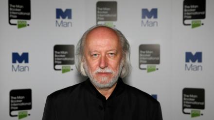 L'écrivain hongrois Laszlo Krasznahorkai, l'un des dix finalistes du prix Man Booker International 2015, au Victoria and Albert Museum de Londres, le 19 mai 2015