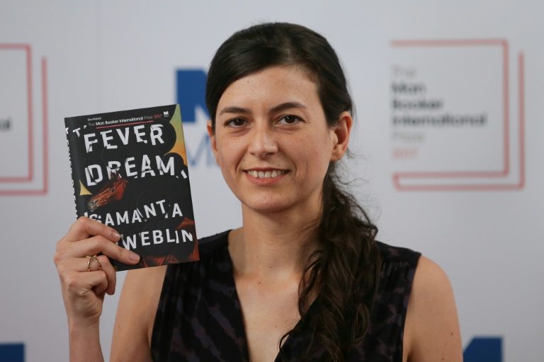 L'auteure argentine Samanta Schweblin pose avec son livre 