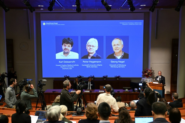 Le trio vainqueur du prix Nobel de médecine, à Stockholm, le 5 octobre 2026