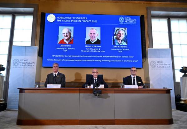 Un écran affiche les portraits des lauréats du prix Nobel de Physique 2025 (g-d) Le Britannique John Clarke, le Français Michel H Devoret et l'Américain John M Martinis lors d'une conférence de presse à l'Académie royale des sciences de Suède, le 7 octobre 2025 à Stockholm
