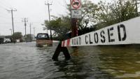 Un signe indique la fermeture d'une route inondée dans le New Jersey, à Ocean City, le 27 septembre 2026