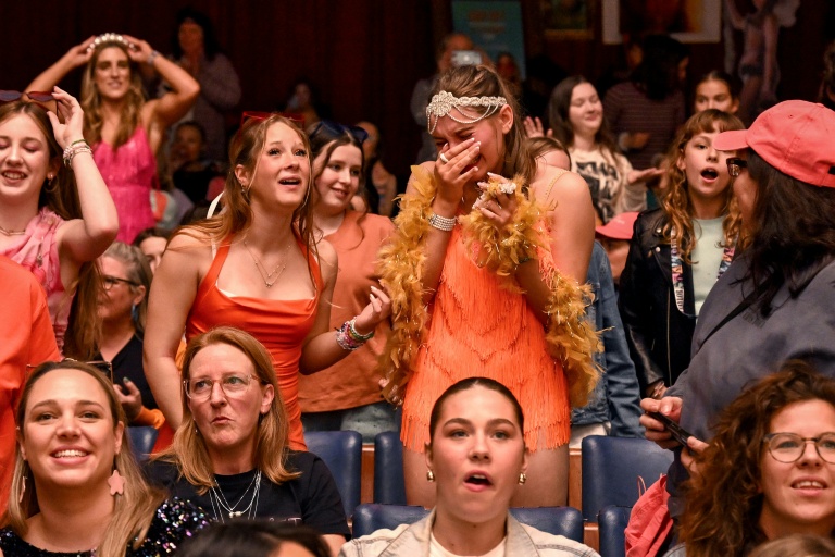 Des fans de Taylor Swift sont rassemblés à Melbourne (Australie) le 3 octobre 2025  pour écouter le dernier album de leur idole