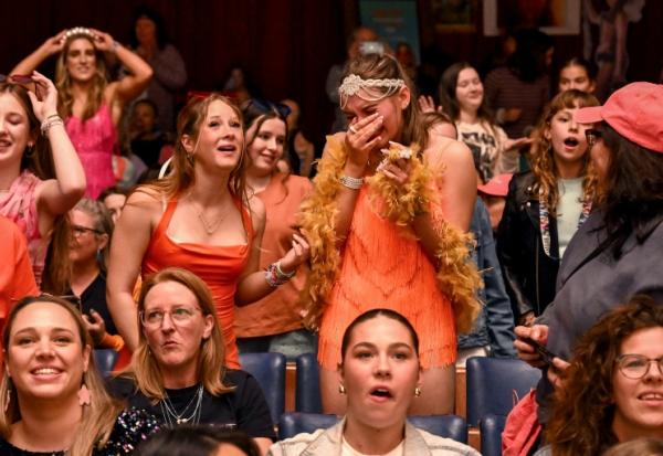Des fans de Taylor Swift sont rassemblés à Melbourne (Australie) le 3 octobre 2025  pour écouter le dernier album de leur idole