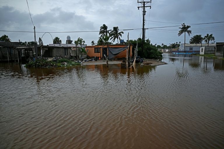 Une zone indonée après le passage de l'ouragan Polo à Puerto Sans Carlos, en Basse-Californie du Sud, le 29 septembre 2026 au Mexique