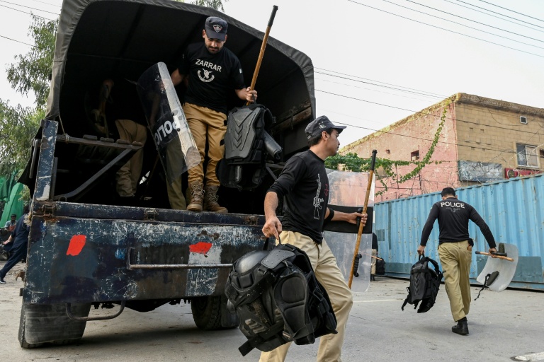 Des policiers arrivent pour être déployés dans le cadre des manifestations en cours du parti d’opposition Pakistan Tehreek-e-Insaf (PTI), qui réclame la libération de l’ancien Premier ministre Imran Khan, emprisonné, à Peshawar, le 11 octobre 2026