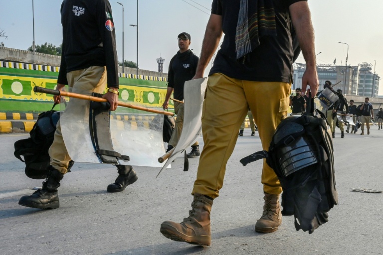 Des policiers se dirigent vers leur zone de déploiement dans le contexte des manifestations en cours du parti d’opposition Pakistan Tehreek-e-Insaf (PTI), qui réclame la libération de l’ancien Premier ministre Imran Khan, actuellement emprisonné, à Peshawar, le 11 octobre 2026
