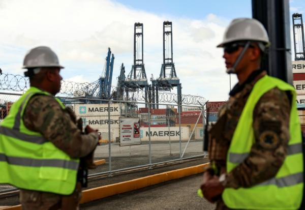 Des policiers patrouillent dans la zone du port de Balboa, géré par le groupe hongkongais CK Hutchison Holdings, à l'entrée du canal de Panama, le 23 février 2026 à Panama City