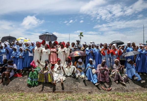 Des fidèles attendent l'arrivée du pape Léon XIV à l'aéroport international Yaoundé, au Cameroun, le 15 avril 2026