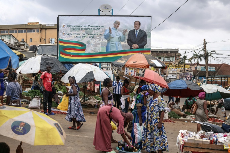 Les portraits du pape Léon XIV (g) et du président camerounais Paul Biya (d) sur une affiche géante à Yaoundé, à la veille de la visite du pape, le 13 avril 2026 au Cameroun