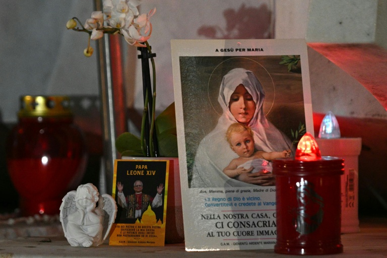 Des bougies et des fleurs déposées devant l'hôpital Gemelli à Rome, le 13 octobre 2026