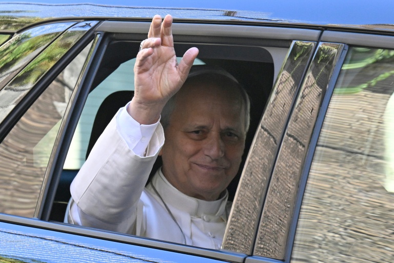 Le pape fait signe par la fenêtre avant d'être admis à l'hôpital Gemelli à Rome, le 13 octobre 2026