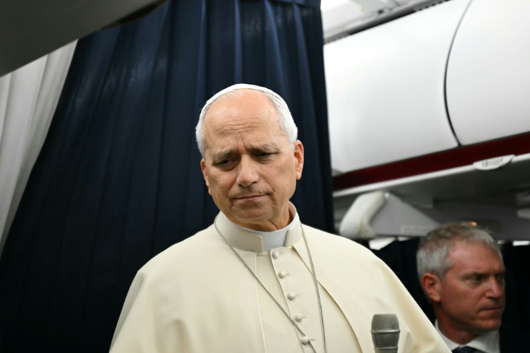 Le pape Léon XIV donne une conférence de presse avec les journalistes accrédités lors du vol de retour depuis la France, le 28 septembre 2026