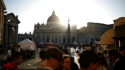 Cette photographie montre une vue de la basilique Saint-Pierre du Vatican, un jour avant les funérailles du pape, prise depuis Rome le 25 avril 2025