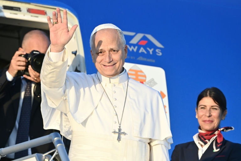 Le pape Léon XIV embarque à bord de l'avion à l'aéroport de Rome Fiumicino le 25 septembre 2026 pour s'envoler vers la France