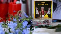 Des fleurs, des bougies et une photo du pape Léon XIV déposées au pied de la statue de Jean-Paul II, devant l’hôpital Gemelli à Rome où le pape Léon XIV est en convalescence, le 17 octobre 2026