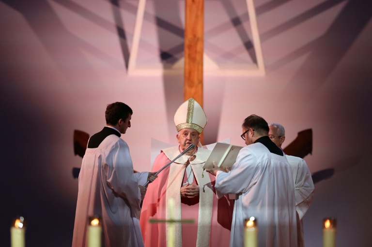 Le pape François préside une messe à Ajaccio le 15 décembre 2024 en Corse