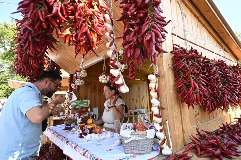 Un client goûte une spécialité à base de paprika lors de la foire annuelle de Kalocsa, dans le sud de la Hongrie, le 19 septembre 2026